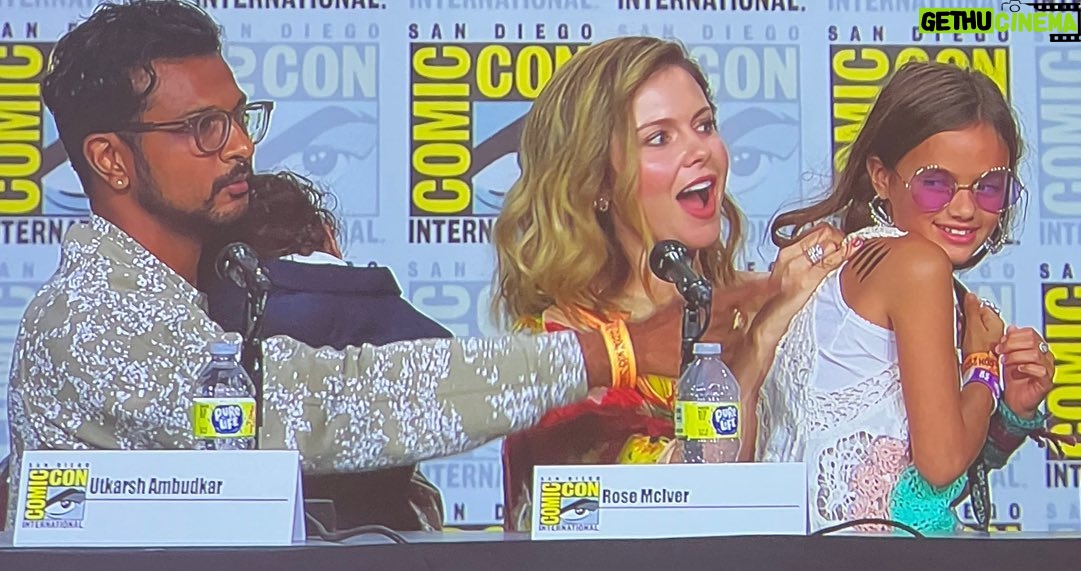 Rose McIver Instagram - Thanks to everyone who came out to @sdcc2022 . Love from our fam to yours! 👻❤️