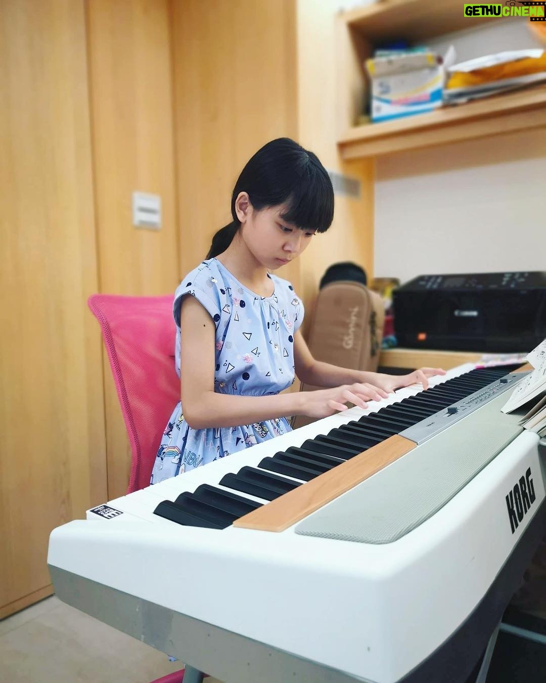 Rose Yu - 4.9K Likes - 明天期中考,今天一樣繼續練一下鋼琴 😊