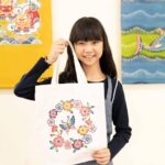 Rose Yu Instagram - 【像日本人遊沖繩，發現不一樣的沖繩🎉】很多女生去日本都會體驗和服穿著，但大家知道琉球的和服其實跟日本本島的和服其實很不一樣嗎？琉裝スタジオ ちゅら美人提供各式琉球傳統色彩跟圖案的和服👘及浴衣👘讓你現場挑選，全程將有專業服務人員協助著裝，輕鬆穿上經典日式服飾，搭配店內各式道具、髮飾，除了在店內提供場景🎎跟道具🎋可以拍照，也可以與家人朋友一同穿梭在牧志、國際通一帶，為難能可貴的旅途留下美好回憶。 另外，離國際街只有四公里路程的的『城紅型染工房』。是一家紅型染的老店舖（工房創業於1971年）。在這裏除了展示各式各樣的工藝品之外，來到這裡你還可以製作專屬於自己的紅型染，挑選喜愛的方案染上調料，不論是大人小孩皆宜👨‍👩‍👧‍👦（老師的中文超棒，他說很喜歡台灣超親切😘），留下在沖縄的美好回憶！ #KKday #RyukyuAmazingNight #Beokinawa #visitokinawa 🎊kkday【沖繩和服體驗】琉裝スタジオ ちゅら 美人和服浴衣租借體驗 https://partner.kkday.me/ciaociao/2772 🎊kkday【沖繩和服體驗】【沖繩傳統工藝・紅型染】體驗傳統的紅型染上色製作 https://partner.kkday.me/ciaociao/22008 @kkdaytw @gusukubingata_okinawa