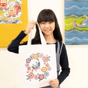 Rose Yu Instagram - 【像日本人遊沖繩，發現不一樣的沖繩🎉】很多女生去日本都會體驗和服穿著，但大家知道琉球的和服其實跟日本本島的和服其實很不一樣嗎？琉裝スタジオ ちゅら美人提供各式琉球傳統色彩跟圖案的和服👘及浴衣👘讓你現場挑選，全程將有專業服務人員協助著裝，輕鬆穿上經典日式服飾，搭配店內各式道具、髮飾，除了在店內提供場景🎎跟道具🎋可以拍照，也可以與家人朋友一同穿梭在牧志、國際通一帶，為難能可貴的旅途留下美好回憶。
另外，離國際街只有四公里路程的的『城紅型染工房』。是一家紅型染的老店舖（工房創業於1971年）。在這裏除了展示各式各樣的工藝品之外，來到這裡你還可以製作專屬於自己的紅型染，挑選喜愛的方案染上調料，不論是大人小孩皆宜👨‍👩‍👧‍👦（老師的中文超棒，他說很喜歡台灣超親切😘），留下在沖縄的美好回憶！
#KKday #RyukyuAmazingNight #Beokinawa #visitokinawa 🎊kkday【沖繩和服體驗】琉裝スタジオ ちゅら 美人和服浴衣租借體驗 https://partner.kkday.me/ciaociao/2772
🎊kkday【沖繩和服體驗】【沖繩傳統工藝・紅型染】體驗傳統的紅型染上色製作 https://partner.kkday.me/ciaociao/22008

@kkdaytw
@gusukubingata_okinawa