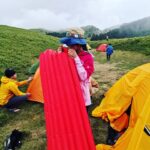Rose Yu Instagram - 2020/08/15 Part1 這天，我們搭預約好的巴士到達合歡山遊客中心，與專業登山好友們會合，在朋友們的帶領下開始準備登上我們的第一個百岳：合歡山北峰。喬喬背包7kg，喬爸17kg，大約是下午1點出頭，由合歡山遊客中心出發。 因為這是我們第一次負重登山，朋友刻意減緩速度帶著我們慢慢走，一路上邊走邊吃吃喝喝😆 有時豔陽高照，有時又有山嵐白霧襲來，爬不到一半就要穿上防風雨的薄外套保暖（氣溫約15度左右）。 約3.5小時後終於抵達小溪營地，運氣很好的在搭好帳篷後才開始下雨，我跟喬喬就躲在帳篷裡吃堅果餅乾之類的零食，這時薄外套已經不足夠，需要要穿厚外套保暖。雨大約下了半小時多，之後雲散了一些看到美麗的夕陽！ #climbing #mountains #合歡山 #合歡北峰 #百岳 #百岳練習生 #小溪營地 #小溪