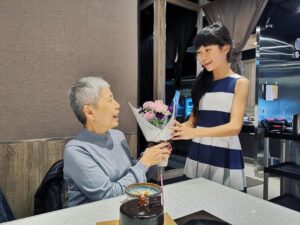 Rose Yu Instagram - 喬喬的奶奶生日，帶她去吃了最近我們很喜歡的火鍋店之外，還準備了蛋糕跟花束，祝奶奶生日快樂 🎂