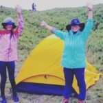 Rose Yu Instagram - 第一次搭登山帳就上手🏕️（幸好有人教，且是好搭的快速帳），才剛打好營釘沒多久就下雨，馬上跑進帳篷吃零食聽音樂聊天躲雨，太幸運了！✌️ #小溪營地 #合歡山 #合歡山北峰 #小溪夜市