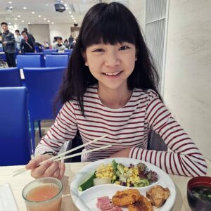 Rose Yu Instagram - 【像日本人遊沖繩，發現不一樣的沖繩🎉】這次我們的住宿飯店是 LOISIR HOTEL NAHA，完全是跟日本旅客住在一起（每天早餐幾乎都只有我們一組外國客人🙈）。這間飯店距離機場🛫僅7分鐘車程，超方便，且還擁有沖繩少見的天然溫泉，以及室內、室外兩大游泳池🏊 ，可供住房旅客免費使用，另外更附設4大特色餐廳與酒吧🍷 ，供旅客享受沖繩特色美味。早餐更是優秀到不得了，每天都提供超過100道餐點可以供享受！
#KKday #LoisirHotelNaha #Beokinawa #visitokinawa

LOISIR HOTEL NAHA 官網：https://partner.kkday.me/LoisirHotelNaha

@kkdaytw