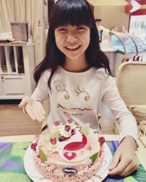 Rose Yu Instagram - 下個週末就是母親節囉！喬喬說父兼母職的喬爸我也有一個冰淇淋母親節蛋糕 😍🤣🥳，茉莉花覆盆子石榴 香草的口味真的有驚豔到，直接就在店裡嗑掉這個蛋糕 😋
