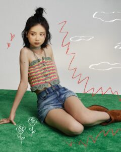 Rose Yu Instagram - . 思考未來大學的事情一陣子了 想去的 想做的 真的有很多 但唯一最確定就是 我想要當個演員♥️ 導演 前輩演員們及公司都跟我聊過很多 總結其中條件之一 「演員就是在每個角色中 駕馭不同的人生與面向」 就像這次是第一次正式的拍照😘 在哥哥姐姐們的引導下 我漸漸沒那麼害羞 也慢慢伸展自己的肢體 雖然離完全適應還有一段距離 但我會持續努力練習的💪🏻 希望你們喜歡🥰 Fashion /MAX&CO @maxandco #maxandco Talent 于卉喬 @ciaociaorose Photographer/ Robert @robert0522___ Photographer assistant/Cassyyen Lin @cassyyen.lin Makeup artist/Yu Wei @yuweimakeup0130 Hair artist/ Yen Chang @hsinnnyennn Stylist/ Yvette Chen @yvette_fungi @_casa_blanc Film Studio / Hares Creation @hares.creation Reels Director / BOBO @bobobo_97 Video Director / Athena @qq.ism Video Gaffer / Tim @timzhan1226 Graphic Design / Queenie @qni124 #于卉喬 #ootd #16歲的我