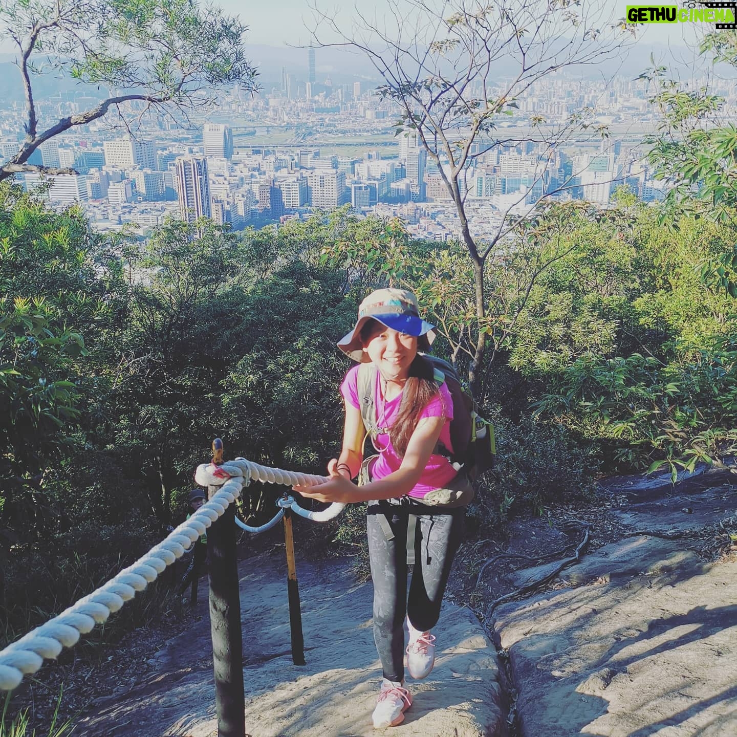 Rose Yu - 4.7K Likes - 2020/07/18 台北,清晨五點起床,不到6點開始爬金面山步道,果然不會太熱。7點多抵達山峰看到日暈。18th Jul. '20 Halo in the morning in TPae city.
這是暑期健行登山計畫的第一步(氣喘吁吁😰