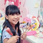 Rose Yu Instagram - 喬喬放學回到家後，我送了喬喬一組彩妝用的刷子，重點：那是『美少女戰士主題』的刷子😍，喬喬整個大興奮。連桌上的夜燈都是美少女戰士的夜燈🥰 （已經分不清楚是喬喬還是喬爸比較喜歡美少女戰士了🤣🤣🤣）