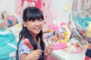 Rose Yu Instagram - 喬喬放學回到家後，我送了喬喬一組彩妝用的刷子，重點：那是『美少女戰士主題』的刷子😍，喬喬整個大興奮。連桌上的夜燈都是美少女戰士的夜燈🥰
（已經分不清楚是喬喬還是喬爸比較喜歡美少女戰士了🤣🤣🤣）
