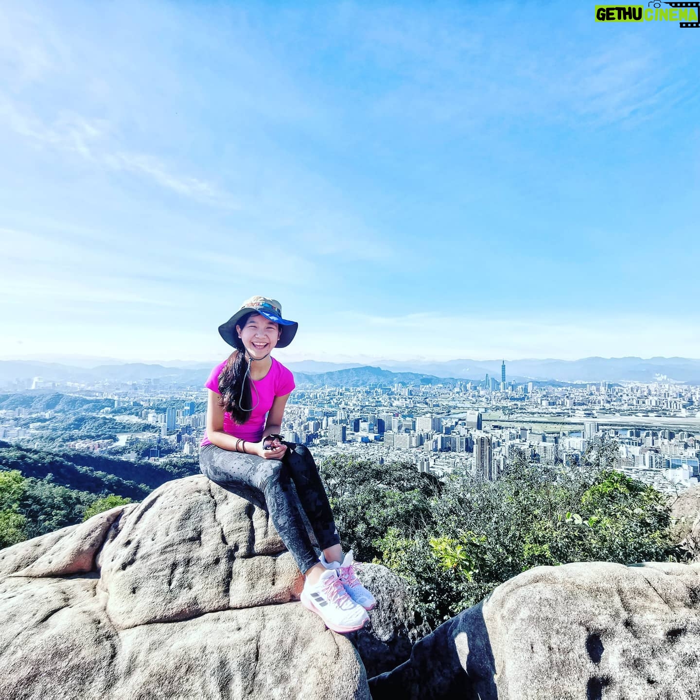 Rose Yu - 4.7K Likes - 2020/07/18 台北,清晨五點起床,不到6點開始爬金面山步道,果然不會太熱。7點多抵達山峰看到日暈。18th Jul. '20 Halo in the morning in TPae city.
這是暑期健行登山計畫的第一步(氣喘吁吁😰