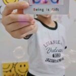 Rose Yu Instagram – 你們看～是超級可愛又實用的BIG聯名悠遊卡！
這款悠遊卡的造型以 816 的病房門設計而成
買二捐二，讓弱勢族群走進電影院裡感受《BIG》 又笑又淚的生命故事🥰
讓你可以看電影也能做公益唷
明天中午前下訂，套票裡的電影票剛好可以在口碑場使用唷💗

#BIG套票の多重宇宙 熱賣中 ✨ http://pse.is/5au73g
↘︎ 超狂驚喜戳戳樂
↘︎ 滿滿愛公益悠遊卡
↘︎ 我最強勇士帽
↘︎ 著色大卷軸
816《#BIG》
「不同背景的六個家庭，在兒癌病房中一起共享歡笑與淚水」
___12.1 感動獻映❤️___
11.17-19 搶先口碑場👍

@big816movie