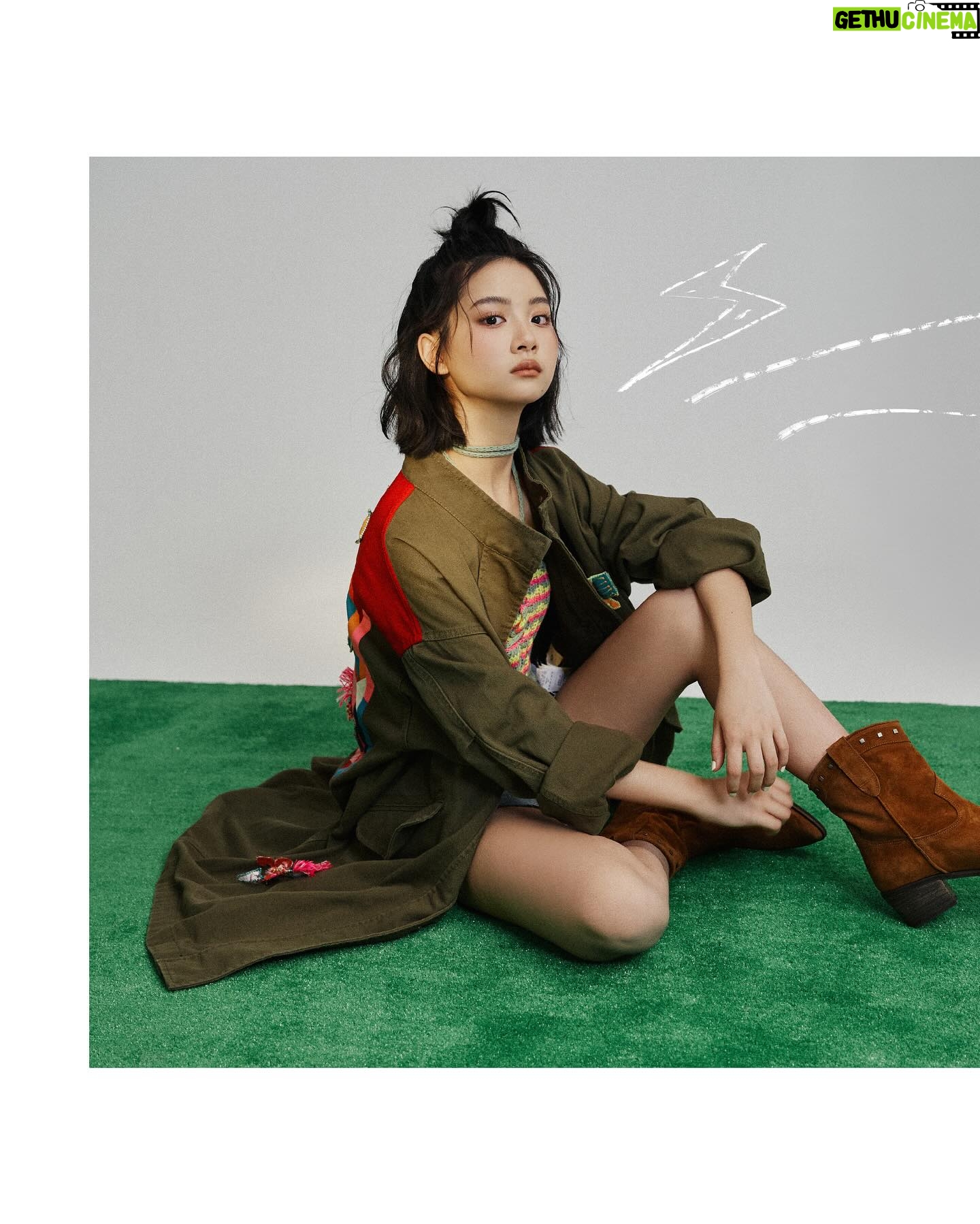 Rose Yu - 5.8K Likes - .
思考未來大學的事情一陣子了
想去的 想做的 真的有很多
但唯一最確定就是
我想要當個演員♥️
導演 前輩演員們及公司都跟我聊過很多
總結其中條件之一
「演員就是在每個角色中
駕馭不同的人生與面向」
就像這次是第一次正式的拍照😘
在哥哥姐姐們的引導下
我漸漸沒那麼害羞
也慢慢伸展自己的肢體
雖然離完全適應還有一段距離
但我會持續努力練習的💪🏻
希望你們喜歡🥰
Fashion /MAX&CO @maxandco #maxandco
Talent 于卉喬 @ciaociaorose
Photographer/ Robert @robert0522___
Photographer assistant/Cassyyen Lin @cassyyen.lin
Makeup artist/Yu Wei @yuweimakeup0130
Hair artist/ Yen Chang
@hsinnnyennn
Stylist/ Yvette Chen @yvette_fungi @_casa_blanc
Film Studio / Hares Creation @hares.creation
Reels Director / BOBO @bobobo_97
Video Director / Athena @qq.ism
Video Gaffer / Tim @timzhan1226
Graphic Design / Queenie
@qni124
#于卉喬 #ootd #16歲的我