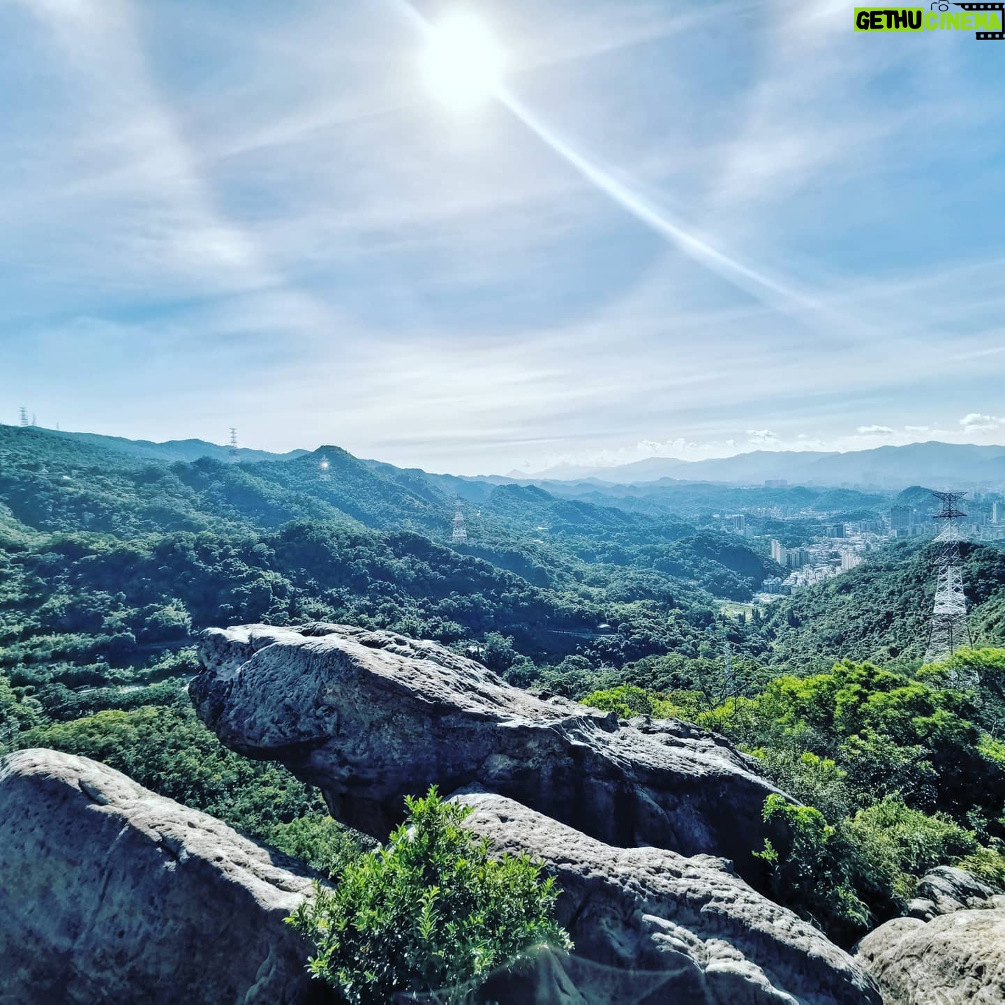 Rose Yu - 4.7K Likes - 2020/07/18 台北,清晨五點起床,不到6點開始爬金面山步道,果然不會太熱。7點多抵達山峰看到日暈。18th Jul. '20 Halo in the morning in TPae city.
這是暑期健行登山計畫的第一步(氣喘吁吁😰