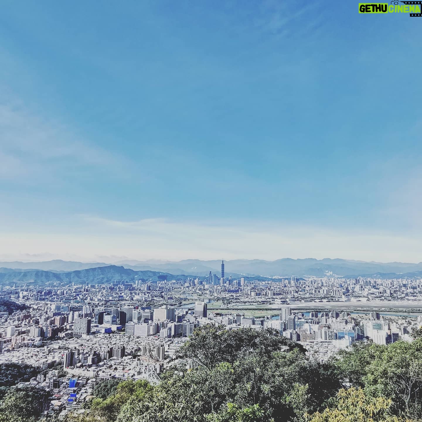 Rose Yu - 4.7K Likes - 2020/07/18 台北,清晨五點起床,不到6點開始爬金面山步道,果然不會太熱。7點多抵達山峰看到日暈。18th Jul. '20 Halo in the morning in TPae city.
這是暑期健行登山計畫的第一步(氣喘吁吁😰