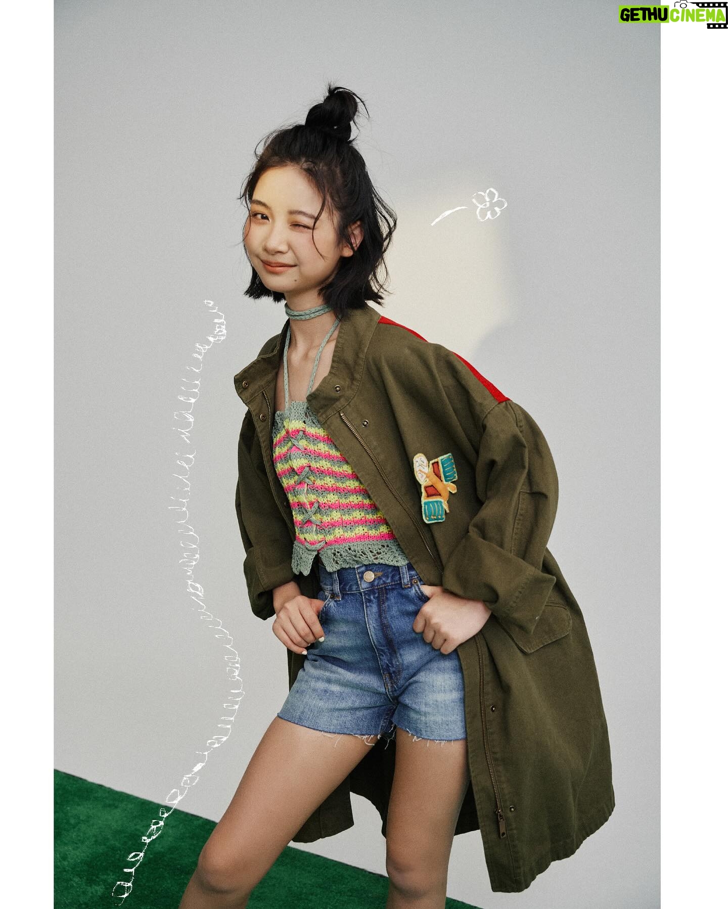 Rose Yu - 5.8K Likes - .
思考未來大學的事情一陣子了
想去的 想做的 真的有很多
但唯一最確定就是
我想要當個演員♥️
導演 前輩演員們及公司都跟我聊過很多
總結其中條件之一
「演員就是在每個角色中
駕馭不同的人生與面向」
就像這次是第一次正式的拍照😘
在哥哥姐姐們的引導下
我漸漸沒那麼害羞
也慢慢伸展自己的肢體
雖然離完全適應還有一段距離
但我會持續努力練習的💪🏻
希望你們喜歡🥰
Fashion /MAX&CO @maxandco #maxandco
Talent 于卉喬 @ciaociaorose
Photographer/ Robert @robert0522___
Photographer assistant/Cassyyen Lin @cassyyen.lin
Makeup artist/Yu Wei @yuweimakeup0130
Hair artist/ Yen Chang
@hsinnnyennn
Stylist/ Yvette Chen @yvette_fungi @_casa_blanc
Film Studio / Hares Creation @hares.creation
Reels Director / BOBO @bobobo_97
Video Director / Athena @qq.ism
Video Gaffer / Tim @timzhan1226
Graphic Design / Queenie
@qni124
#于卉喬 #ootd #16歲的我