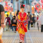 Rose Yu Instagram - 【像日本人遊沖繩，發現不一樣的沖繩🎉】很多女生去日本都會體驗和服穿著，但大家知道琉球的和服其實跟日本本島的和服其實很不一樣嗎？琉裝スタジオ ちゅら美人提供各式琉球傳統色彩跟圖案的和服👘及浴衣👘讓你現場挑選，全程將有專業服務人員協助著裝，輕鬆穿上經典日式服飾，搭配店內各式道具、髮飾，除了在店內提供場景🎎跟道具🎋可以拍照，也可以與家人朋友一同穿梭在牧志、國際通一帶，為難能可貴的旅途留下美好回憶。 另外，離國際街只有四公里路程的的『城紅型染工房』。是一家紅型染的老店舖（工房創業於1971年）。在這裏除了展示各式各樣的工藝品之外，來到這裡你還可以製作專屬於自己的紅型染，挑選喜愛的方案染上調料，不論是大人小孩皆宜👨‍👩‍👧‍👦（老師的中文超棒，他說很喜歡台灣超親切😘），留下在沖縄的美好回憶！ #KKday #RyukyuAmazingNight #Beokinawa #visitokinawa 🎊kkday【沖繩和服體驗】琉裝スタジオ ちゅら 美人和服浴衣租借體驗 https://partner.kkday.me/ciaociao/2772 🎊kkday【沖繩和服體驗】【沖繩傳統工藝・紅型染】體驗傳統的紅型染上色製作 https://partner.kkday.me/ciaociao/22008 @kkdaytw @gusukubingata_okinawa