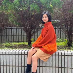 Rose Yu Instagram - 今天來採訪的記者姐姐是從小看我長大的
看到我幼兒園和姐姐的合照
再看到小學高年級和姐姐的合照
真的覺得緣分好奇妙喔~~
@xuxuwear 
#xuxuwear