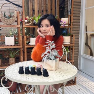 Rose Yu Instagram - 今天來採訪的記者姐姐是從小看我長大的
看到我幼兒園和姐姐的合照
再看到小學高年級和姐姐的合照
真的覺得緣分好奇妙喔~~
@xuxuwear 
#xuxuwear