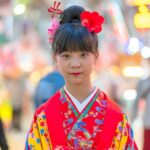 Rose Yu Instagram - 【像日本人遊沖繩，發現不一樣的沖繩🎉】很多女生去日本都會體驗和服穿著，但大家知道琉球的和服其實跟日本本島的和服其實很不一樣嗎？琉裝スタジオ ちゅら美人提供各式琉球傳統色彩跟圖案的和服👘及浴衣👘讓你現場挑選，全程將有專業服務人員協助著裝，輕鬆穿上經典日式服飾，搭配店內各式道具、髮飾，除了在店內提供場景🎎跟道具🎋可以拍照，也可以與家人朋友一同穿梭在牧志、國際通一帶，為難能可貴的旅途留下美好回憶。 另外，離國際街只有四公里路程的的『城紅型染工房』。是一家紅型染的老店舖（工房創業於1971年）。在這裏除了展示各式各樣的工藝品之外，來到這裡你還可以製作專屬於自己的紅型染，挑選喜愛的方案染上調料，不論是大人小孩皆宜👨‍👩‍👧‍👦（老師的中文超棒，他說很喜歡台灣超親切😘），留下在沖縄的美好回憶！ #KKday #RyukyuAmazingNight #Beokinawa #visitokinawa 🎊kkday【沖繩和服體驗】琉裝スタジオ ちゅら 美人和服浴衣租借體驗 https://partner.kkday.me/ciaociao/2772 🎊kkday【沖繩和服體驗】【沖繩傳統工藝・紅型染】體驗傳統的紅型染上色製作 https://partner.kkday.me/ciaociao/22008 @kkdaytw @gusukubingata_okinawa