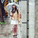 Rose Yu Instagram - 連著幾天的下雨天，很多朋友說雨下到心情很憂鬱都快發霉了。其實換個角度去試著享受一下不同的天氣中的美好，就可以讓心中也有陽光。這天的喬喬買完午餐走在路上，踩踩小水窪她就開心地呵呵笑了 😊 （她的笑容也讓我心中有了陽光 💖 ）