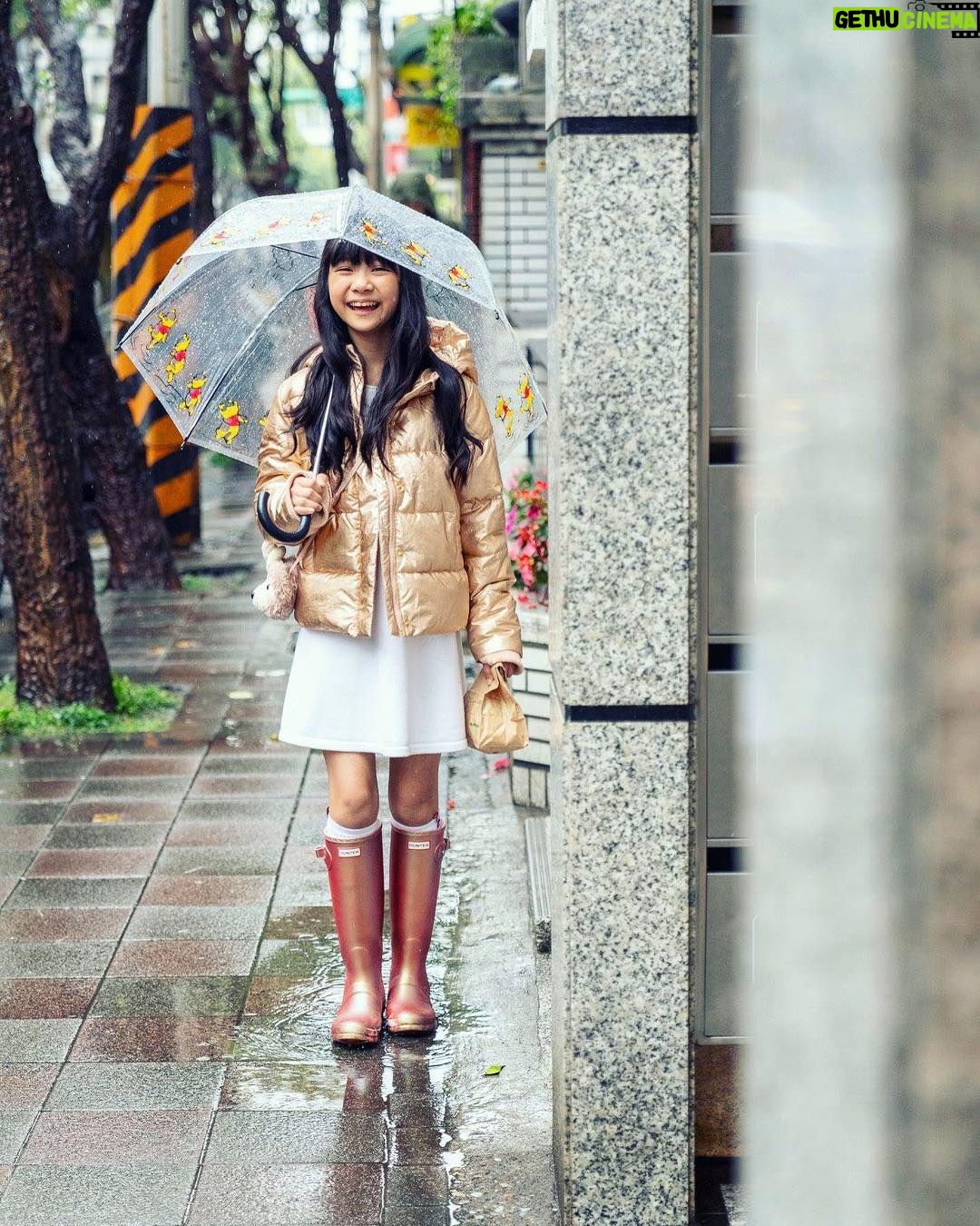 Rose Yu - 5.5K Likes - 連著幾天的下雨天,很多朋友說雨下到心情很憂鬱都快發霉了。其實換個角度去試著享受一下不同的天氣中的美好,就可以讓心中也有陽光。這天的喬喬買完午餐走在路上,踩踩小水窪她就開心地呵呵笑了 😊 (她的笑容也讓我心中有了陽光 💖 )