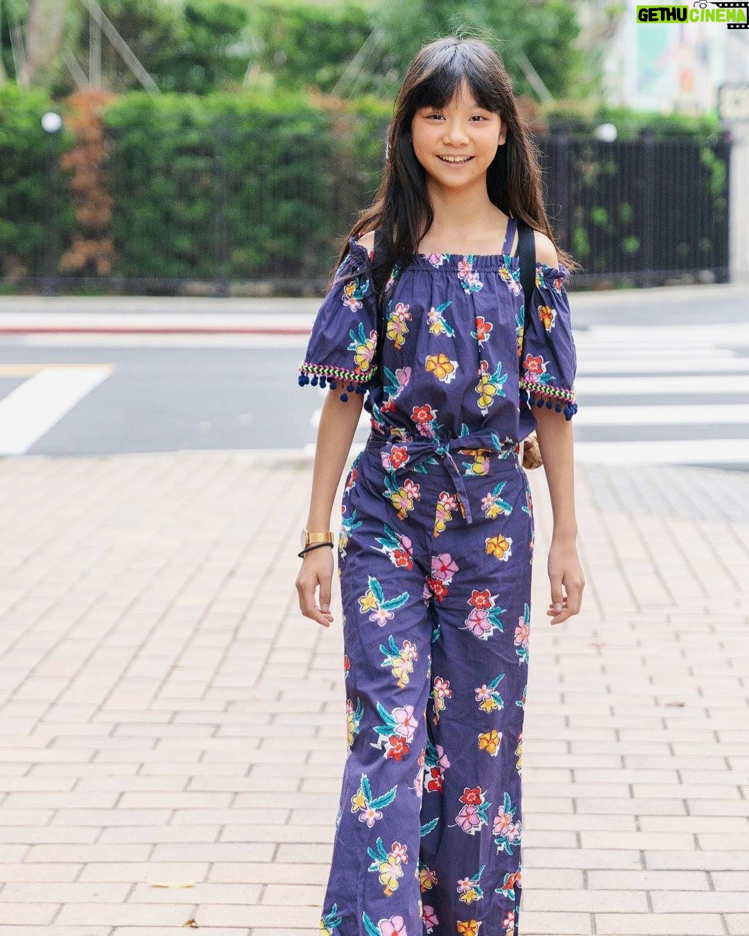 Rose Yu - 5.2K Likes - 這天天氣比較好,喬一早就說:「把鼻,我有一套衣服就是一直在等天氣比較好可以穿,可以嗎?」原來她說是這套 XD