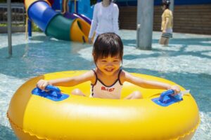 Rose Yu Instagram - 3歲的今天，我和朋友一起帶小孩子們去玩水 💦