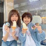 Rose Yu Instagram – 你們知道 BIG 公益大禮包嗎
裡頭集結了各項套票和驚喜
電影公司已經陸續發送816份給
正在奮鬥中或已經出院畢業的小勇士們
我們想將BIG電影中的溫暖與力量真正落實🥰
傳遞溫暖和愛給這些小孩子

其中全家 Fami!ce 的霜淇淋卡
是以我們劇中的動畫角色設計的
每張可兌換四次買一送一的優惠霜淇淋
大禮包中有全系列角色共13張
可以兌換滿滿一年份的霜淇淋唷✨

為什麼會選擇霜淇淋
是因為化療中的病童常常難以進食
喉嚨也會非常不舒服
冰冰涼涼的霜淇淋是一個能舒緩
且帶來快樂的象徵物
而且我超愛全家霜淇淋的

希望大家看完電影除了感動以外
也能跟著我們一起把滿滿的愛和能量
分享、擴散出去唷💗

@big816movie @familymart_tw