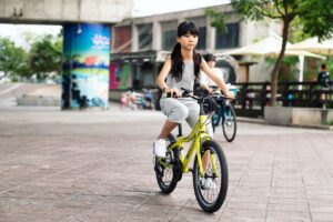 Rose Yu Instagram - 週末的腳踏車練習，喬已經可以騎10公尺了！轉彎跟持續的熟練度還是要再多多加強練習 😄