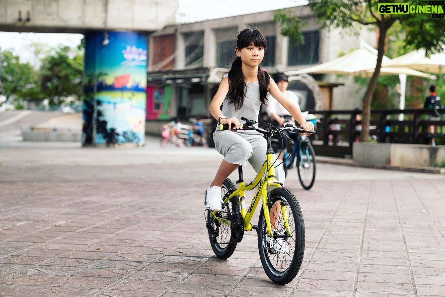 Rose Yu - 5.3K Likes - 週末的腳踏車練習,喬已經可以騎10公尺了!轉彎跟持續的熟練度還是要再多多加強練習 😄