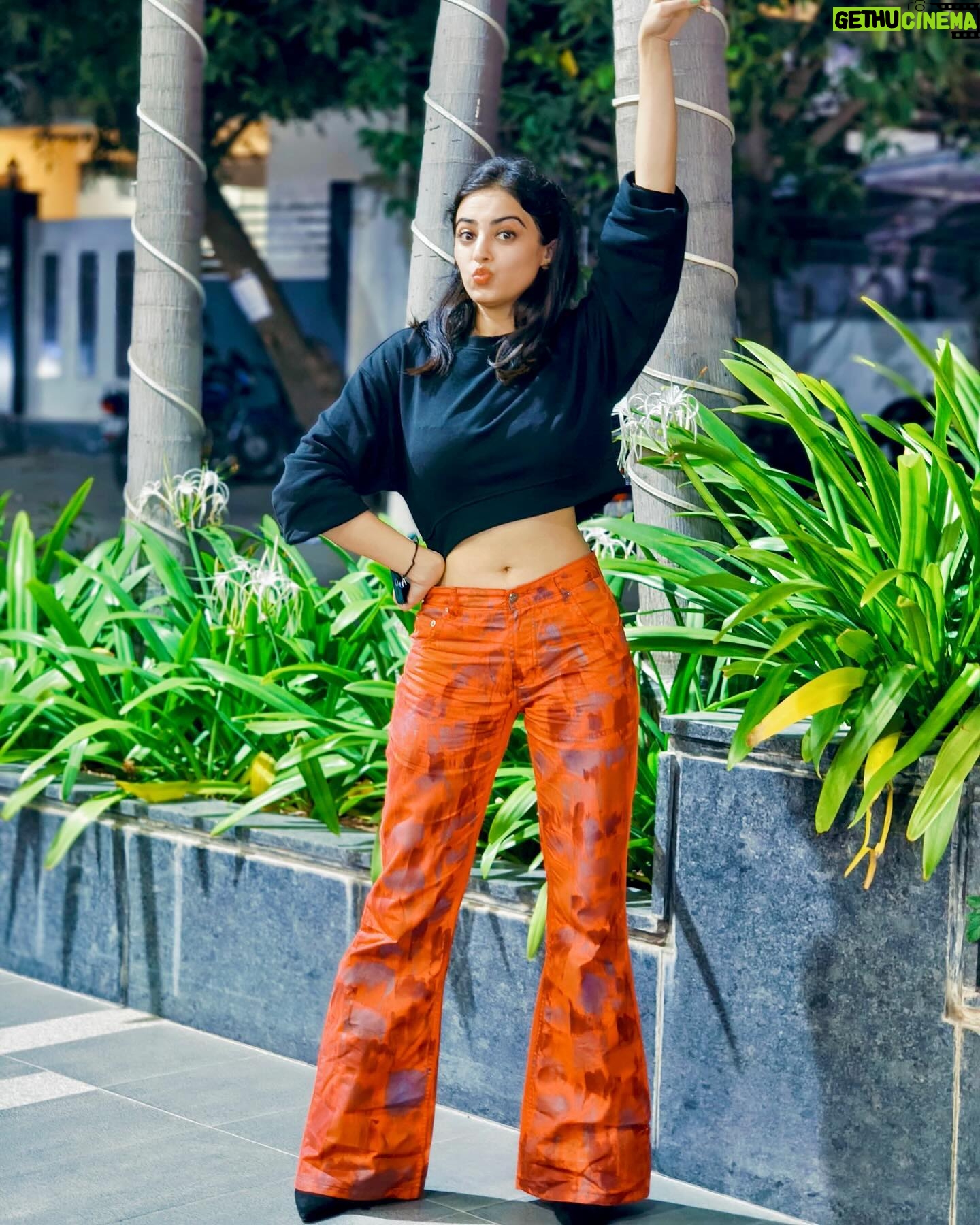 Roshni Sahota - 1.8K Likes - Hii šš»āāļø
#red #pants #black #highheels #bellbottoms #airport #look #lookdodia #new #journey #picturebooks #insta