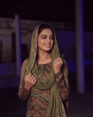 Roshni Sahota Instagram - Kudi mein punjab di…..

DOP: @ramandeep_3312 
Makeup: @sunitapandey3319 
#punjab #punjabi #suit #photo #instagram #ootd #lookbook #green #olive #bestoftheday