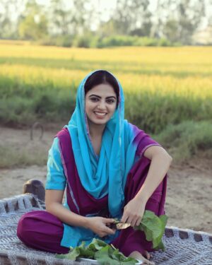 Roshni Sahota Instagram - Pind diyan gallan (new project on the way)

Click: @ramandeep_3312 
Makeup: @sunitapandey3319 
#punjab #pinddiyangaliyan #khet #village #bajredasitta #punjabikudi #lookoftheday #ootd #punjabisuit