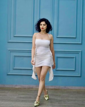 Roshni Sahota Instagram - Snowwhite ❄️ 

#white #pure #snowwhite #frozen #photoshoot #flake #snow #elsa #disney #princess #modern