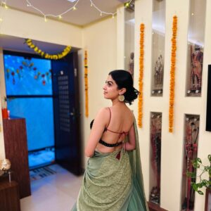 Roshni Sahota Instagram - Diwali fever still on 💣

#diwali #lehngacholi #lehnga #green #prosperity #devilaxmi #friends #houseparty #season