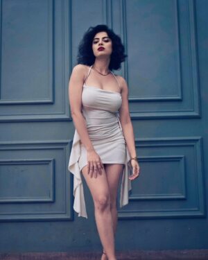 Roshni Sahota Instagram - Snowwhite ❄️ 

#white #pure #snowwhite #frozen #photoshoot #flake #snow #elsa #disney #princess #modern