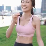 Rosina Lin Instagram – 大家有冇睇《逆天奇案2》🤣🤣
今晚嗰集講阿Wing分手後獨自美麗，喺戶外草地做瑜伽🧘‍♀️，記得當時拍呢場戲嘅時候正正是夕陽下，眼前景色真係好靚❤️
雖然場戲得短短幾個鏡頭，但係諗返起當時撞正自己生日食好多生日蛋糕，但為咗呢個鏡頭要操fit啲，特別為咗條馬甲線，每日收工，半夜返嚟都要狂練至少半個鐘以上，諗起都腹肌痛～🤣🤞🏻
#逆天奇案2 #馬穎思