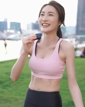 Rosina Lin Instagram - 大家有冇睇《逆天奇案2》🤣🤣
今晚嗰集講阿Wing分手後獨自美麗，喺戶外草地做瑜伽🧘‍♀️，記得當時拍呢場戲嘅時候正正是夕陽下，眼前景色真係好靚❤️
雖然場戲得短短幾個鏡頭，但係諗返起當時撞正自己生日食好多生日蛋糕，但為咗呢個鏡頭要操fit啲，特別為咗條馬甲線，每日收工，半夜返嚟都要狂練至少半個鐘以上，諗起都腹肌痛～🤣🤞🏻
#逆天奇案2 #馬穎思