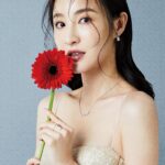 Rosina Lin Instagram - 立春❤️ 感謝封面專訪 @feminine_msia jewelry：#Flouishan hair： @seikosinhair @hairculturehk make up ： @yeinchan_makeup