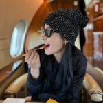 Rosina Lin Instagram – 忙完自己工作，再陪家人工作，順便當休個假，馬上再進入忘我創作狀態，我很期待…🦹 #黑色月光