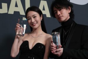 Rosina Lin Instagram - I'm honored to receive this award. 💝Congratulations to all the winners！🥂🎉#femalefilmmakeroftheyear  #StarsGala
#starsasianinternationalfilmfestival 

#佐藤健 #takerusatoh @sangipaiya #AnupamTripathi
@tonyjaaofficial 
 #陳虎