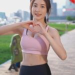 Rosina Lin Instagram – 大家有冇睇《逆天奇案2》🤣🤣
今晚嗰集講阿Wing分手後獨自美麗，喺戶外草地做瑜伽🧘‍♀️，記得當時拍呢場戲嘅時候正正是夕陽下，眼前景色真係好靚❤️
雖然場戲得短短幾個鏡頭，但係諗返起當時撞正自己生日食好多生日蛋糕，但為咗呢個鏡頭要操fit啲，特別為咗條馬甲線，每日收工，半夜返嚟都要狂練至少半個鐘以上，諗起都腹肌痛～🤣🤞🏻
#逆天奇案2 #馬穎思