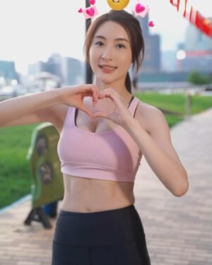 Rosina Lin Instagram - 大家有冇睇《逆天奇案2》🤣🤣
今晚嗰集講阿Wing分手後獨自美麗，喺戶外草地做瑜伽🧘‍♀️，記得當時拍呢場戲嘅時候正正是夕陽下，眼前景色真係好靚❤️
雖然場戲得短短幾個鏡頭，但係諗返起當時撞正自己生日食好多生日蛋糕，但為咗呢個鏡頭要操fit啲，特別為咗條馬甲線，每日收工，半夜返嚟都要狂練至少半個鐘以上，諗起都腹肌痛～🤣🤞🏻
#逆天奇案2 #馬穎思