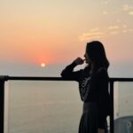 Rosina Lin Instagram - 每一次的日落都是太陽留給天空最後的溫柔～ #黑色月光 #卓慧雲