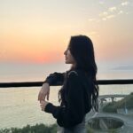 Rosina Lin Instagram - 每一次的日落都是太陽留給天空最後的溫柔～ #黑色月光 #卓慧雲