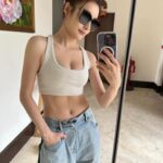 Rosina Lin Instagram – 大家有冇睇《逆天奇案2》🤣🤣
今晚嗰集講阿Wing分手後獨自美麗，喺戶外草地做瑜伽🧘‍♀️，記得當時拍呢場戲嘅時候正正是夕陽下，眼前景色真係好靚❤️
雖然場戲得短短幾個鏡頭，但係諗返起當時撞正自己生日食好多生日蛋糕，但為咗呢個鏡頭要操fit啲，特別為咗條馬甲線，每日收工，半夜返嚟都要狂練至少半個鐘以上，諗起都腹肌痛～🤣🤞🏻
#逆天奇案2 #馬穎思