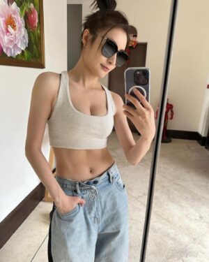 Rosina Lin Instagram - 大家有冇睇《逆天奇案2》🤣🤣
今晚嗰集講阿Wing分手後獨自美麗，喺戶外草地做瑜伽🧘‍♀️，記得當時拍呢場戲嘅時候正正是夕陽下，眼前景色真係好靚❤️
雖然場戲得短短幾個鏡頭，但係諗返起當時撞正自己生日食好多生日蛋糕，但為咗呢個鏡頭要操fit啲，特別為咗條馬甲線，每日收工，半夜返嚟都要狂練至少半個鐘以上，諗起都腹肌痛～🤣🤞🏻
#逆天奇案2 #馬穎思