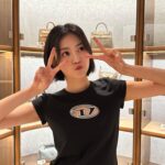 Rosita Kwok Instagram – 我又去咗 @lbuyhk @ldeluxe_hk 結界啦！
今次仲帶埋大家入去，見到好多朋友都買到心頭好，真係好開心呀😆！

下次再玩過啦！😍😍

#第一次拍賣官
#多多指教