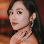 Rosita Kwok Instagram – Think good throughts and good will find you🤎 

International Women’s Day🩷

Hair @reallllll 
Makeup @renee_316 
Rings & Earrings @apmmonaco @apmgirls_hk @apmgirls 
Gown @macheriebridalhk 
📸 @raymond.a7c