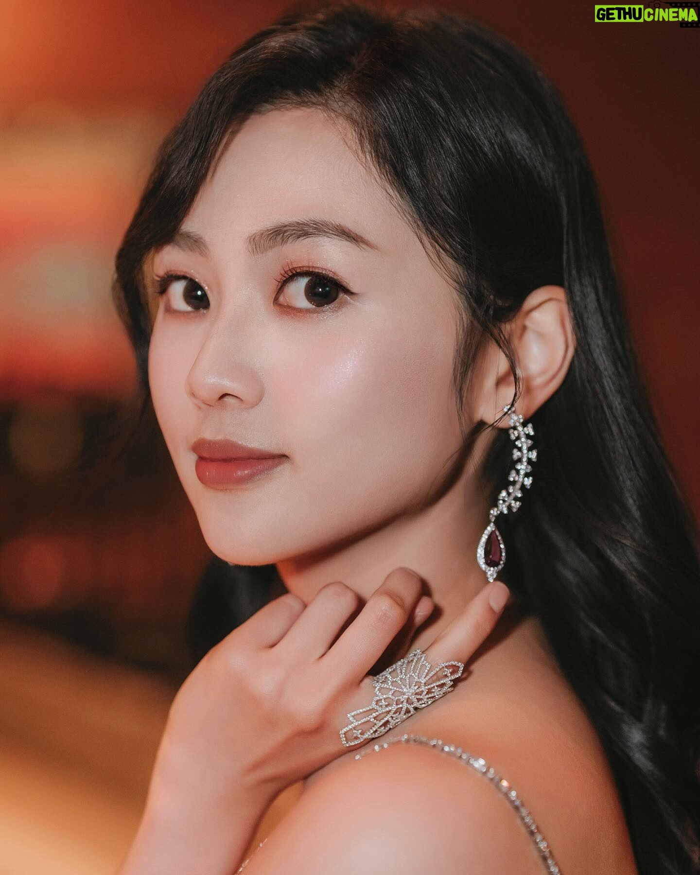 Rosita Kwok Instagram - Think good throughts and good will find you🤎 International Women's Day🩷 Hair @reallllll Makeup @renee_316 Rings & Earrings @apmmonaco @apmgirls_hk @apmgirls Gown @macheriebridalhk 📸 @raymond.a7c